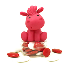 Le jouet de bain cheval rose et ses dragées chocolat pour baptême
